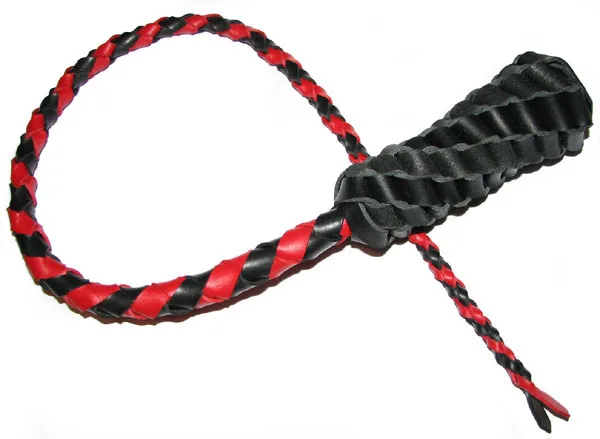 Bič krátký červeno černý s koženou pletenou rukojetí. Cena dle délky od 2300 Kč