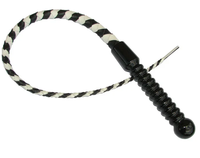 Bič krátký černobílý s černou dřevěnou obloučkovou rukojetí. Cena dle délky od 2200 Kč