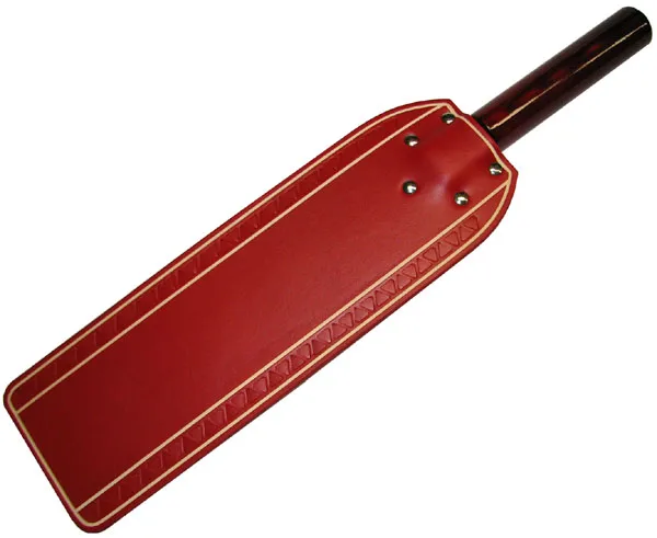 Červená kožená plácačka zdobená s mořenou rukojetí. Cena 2000 Kč
