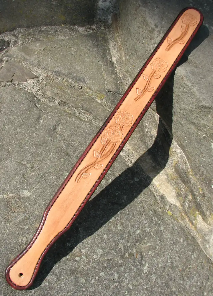 Megaplácačka kožená zdobená 15 mm tloušťka. Cena 5000 Kč