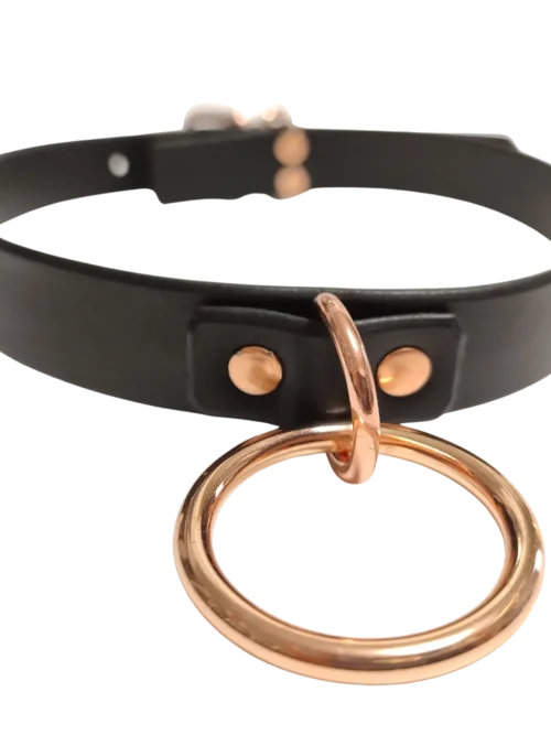 Černý kožený obojek s velkým rose gold kroužkem
